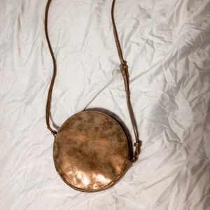 Round crossbody